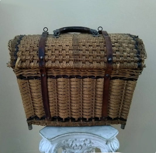 Korimallinen piknik laukku 1800-luvun loppupuolelta